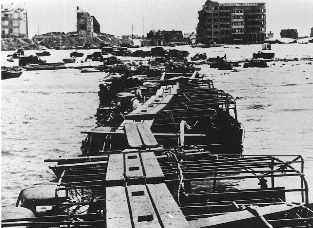 Provisorische pieren gemaakt van legervoertuigen in De Panne - voorjaar 1940